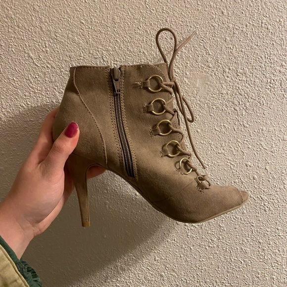 Gray Lace Up Heels - Size 7.5 - Picture 8 of 9